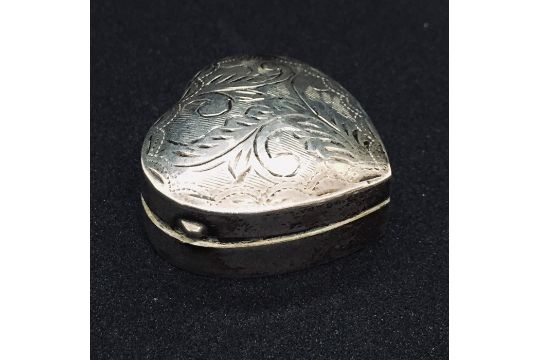 A 925 silver heart shaped pill box - Image 1 of 4