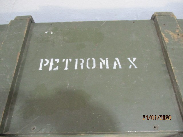 A vintage military crate - Image 4 of 7