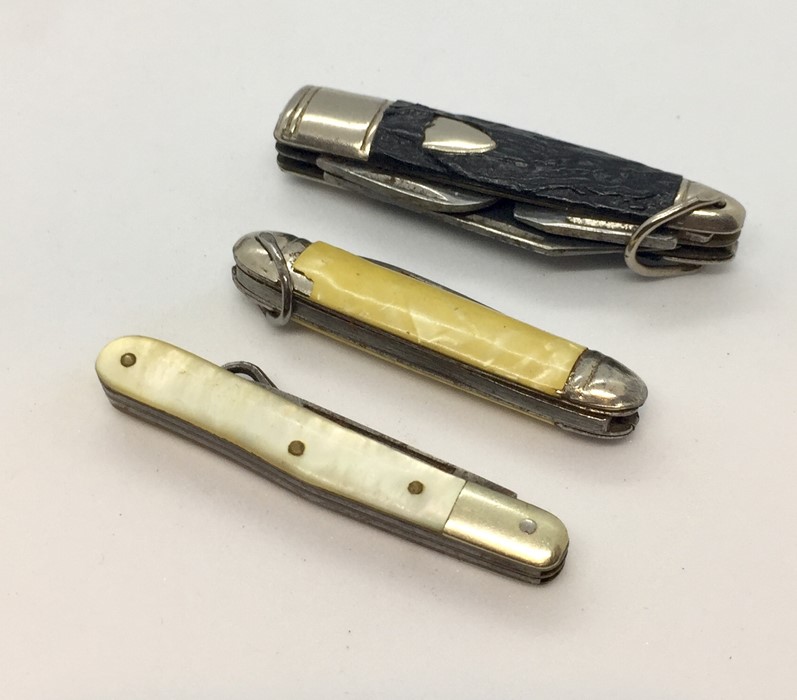 An airmans miniature compass along with three small penknives and two tie pins - Image 4 of 5