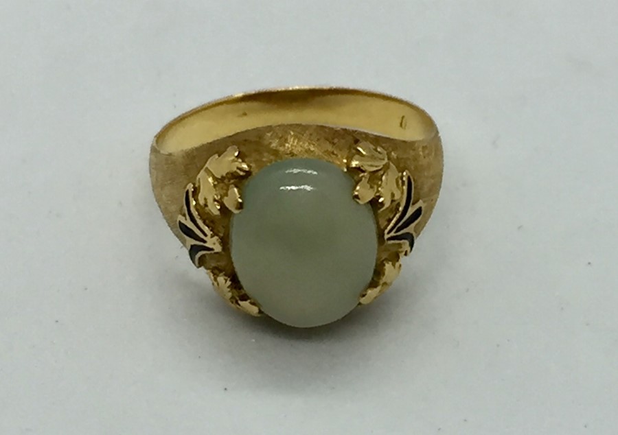 A gold ( hallmark badly rubbed) ring set with jade - Image 2 of 3