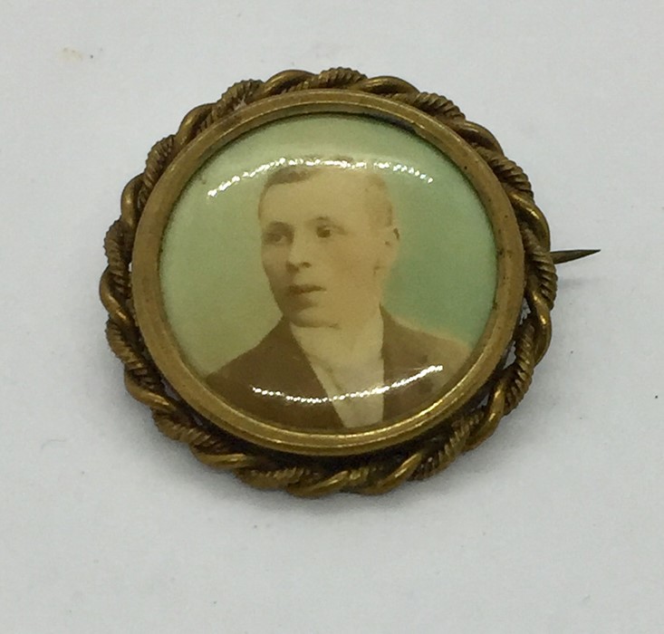 A Victorian hallmarked silver mourning brooch marked VR with the Swiss emblem along with a gold - Image 5 of 5