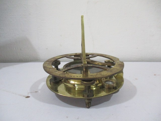 A brass sun dial and compass in wooden box - Image 6 of 9