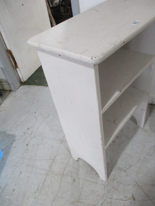 A painted freestanding shelf unit - Image 4 of 5