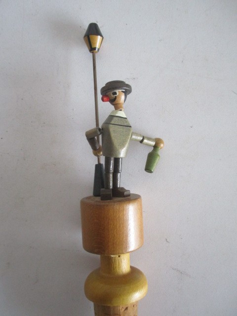 A collection of vintage wooden bottle stoppers including Anri - Image 4 of 7