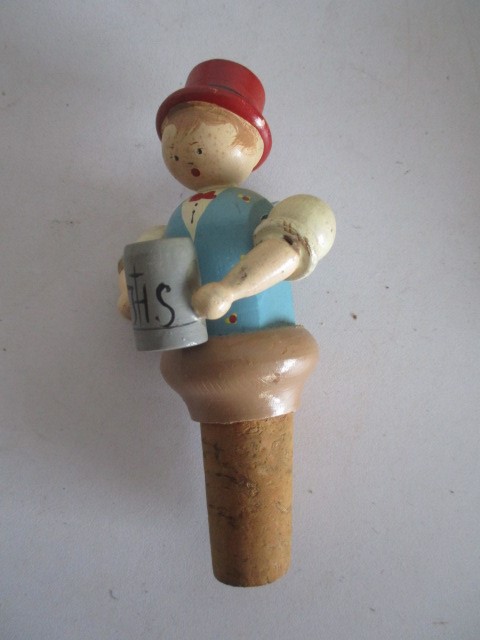 A collection of vintage wooden bottle stoppers including Anri - Image 5 of 7