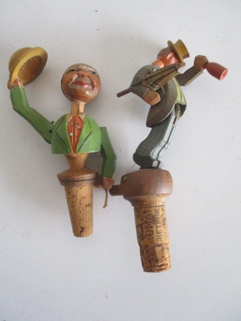 A collection of vintage wooden bottle stoppers including Anri - Image 6 of 7