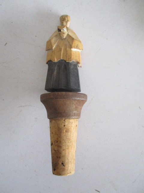 A collection of vintage wooden bottle stoppers including Anri - Image 2 of 7