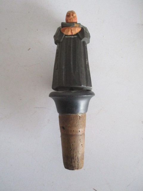 A collection of vintage wooden bottle stoppers including Anri - Image 3 of 7