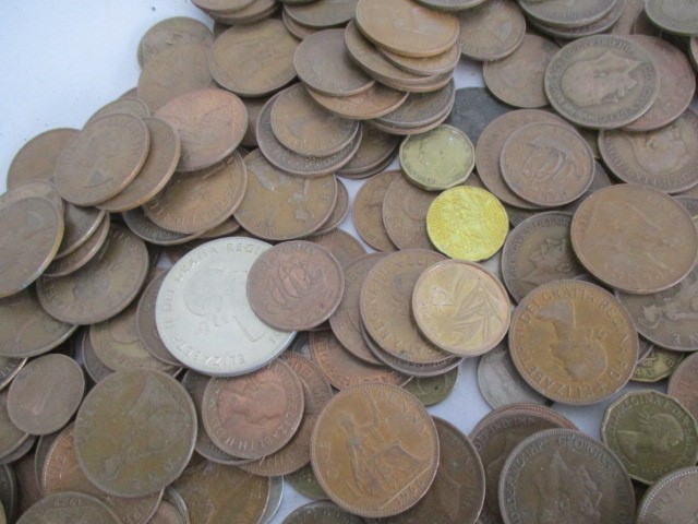 A collection of various coins - Image 6 of 7