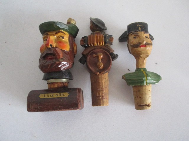 A collection of vintage wooden bottle stoppers including Anri - Image 7 of 7