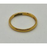 A 22ct gold wedding band - 2.7g Size N