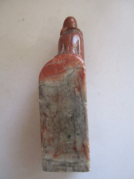 A soapstone carving of a Deity, hardstone egg and two scent bottles - Image 4 of 14