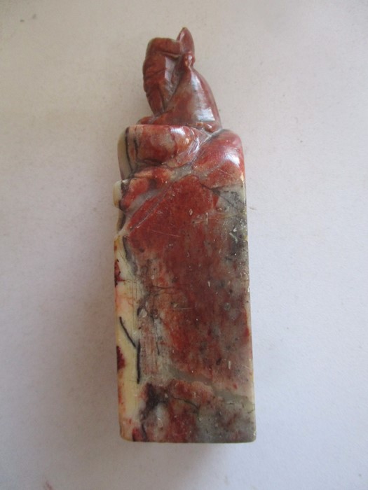 A soapstone carving of a Deity, hardstone egg and two scent bottles - Image 5 of 14