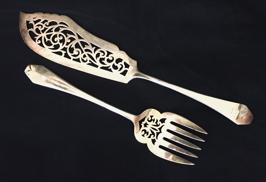 A suite of hallmarked silver cutlery consisting of 9 spoons, 9 dinner forks, 9 forks and fish - Image 4 of 8
