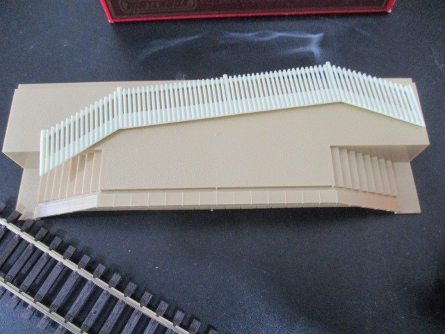 A collection of OO Gauge model railway items including Hornby 105 Locomotive, two wagons, two pieces - Image 5 of 6