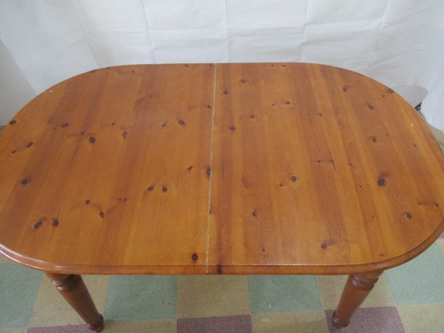 A pine dining table and 6 chairs - Image 7 of 12