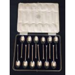 A cased of 12 hallmarked silver coffee spoons (Sheffield 1915)