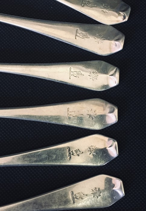 A suite of hallmarked silver cutlery consisting of 9 spoons, 9 dinner forks, 9 forks and fish - Image 2 of 8