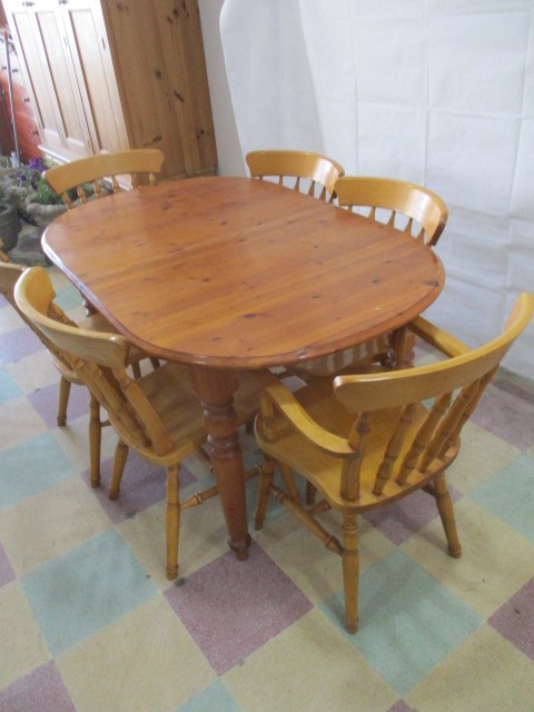 A pine dining table and 6 chairs - Image 3 of 12