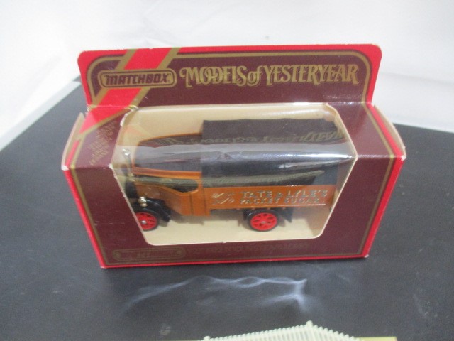 A collection of OO Gauge model railway items including Hornby 105 Locomotive, two wagons, two pieces - Image 6 of 6