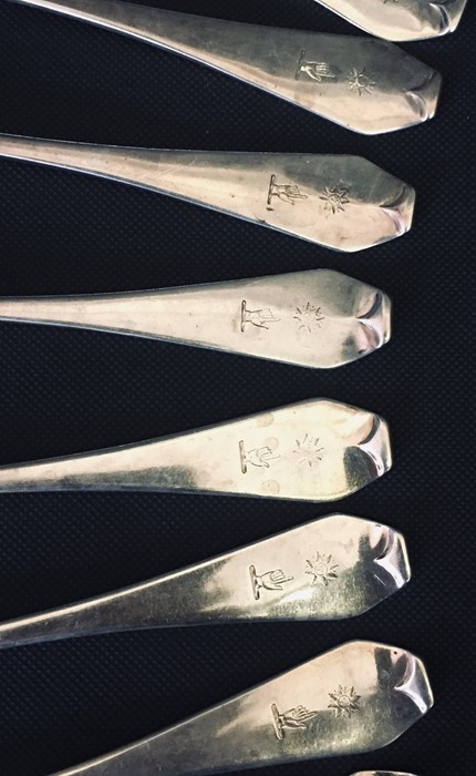 A suite of hallmarked silver cutlery consisting of 9 spoons, 9 dinner forks, 9 forks and fish - Image 5 of 8