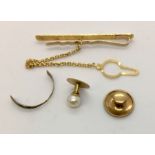 An 18ct gold tie clip (4g) along with a 9ct gold stud (1g), an 18ct gold stud (1.3g) and scrap