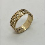 A 9ct gold gentleman's ring. Size Q 1/2 Weight 2.9g