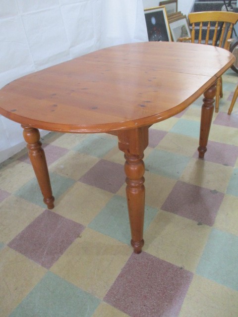 A pine dining table and 6 chairs - Image 4 of 12