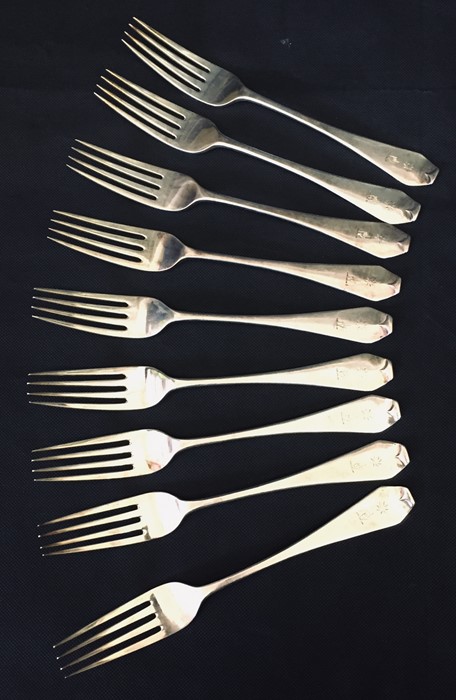 A suite of hallmarked silver cutlery consisting of 9 spoons, 9 dinner forks, 9 forks and fish - Image 6 of 8