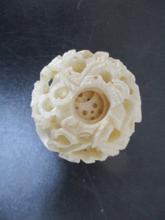 A collection of early 20th century ivory, bone including a Chinese seven layered ivory puzzle ball - Image 3 of 18