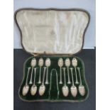A cased set of 12 Onslow pattern spoons with tongs, Birmingham 1903 by Elkington & Co.- case A/F