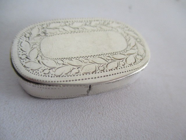 A hallmarked silver vesta along with round silver card case, snuff box and compass - Image 6 of 8