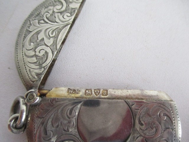 A hallmarked silver vesta along with round silver card case, snuff box and compass - Image 5 of 8