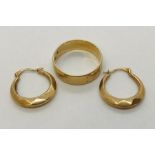 A 9ct gold wedding band along with a pair of 9ct earrings. Total weight 4g