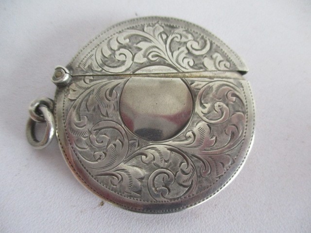 A hallmarked silver vesta along with round silver card case, snuff box and compass - Image 4 of 8