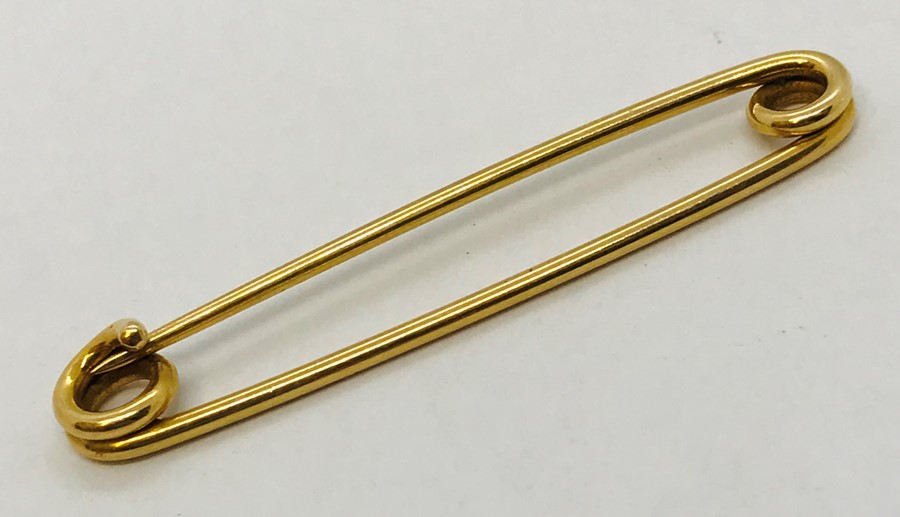 An 18ct gold 'kilt' pin. Weight 4.1g