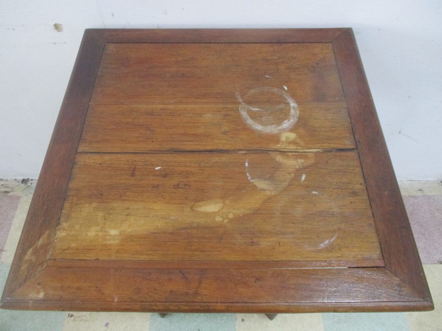 A Victorian centre table - Image 4 of 8