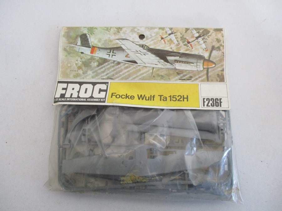 A collection of boxed model planes including Revell, Heller and Frog etc. - Image 14 of 15