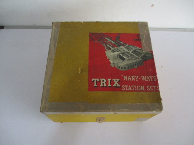 A collection of vintage boxed Trix Twin Railway, including a Goods Train Set (No 2/324). "Many-Ways" - Image 12 of 25