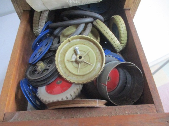 A collection of vintage loose Meccano including spare parts and accessories, stored in a wooden - Image 10 of 12