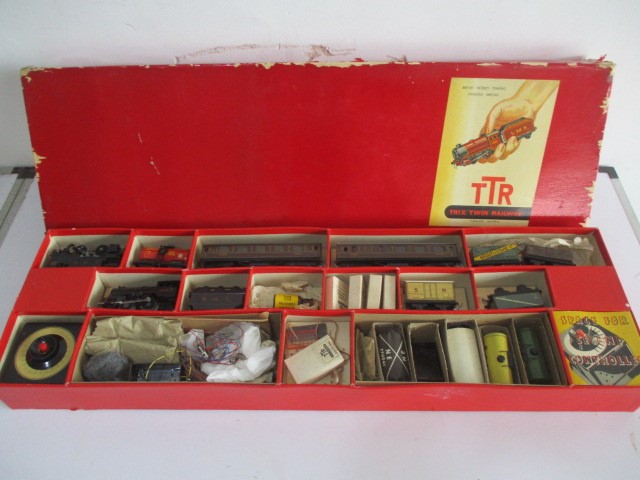 A collection of vintage boxed Trix Twin Railway, including a Goods Train Set (No 2/324). "Many-Ways" - Image 4 of 25