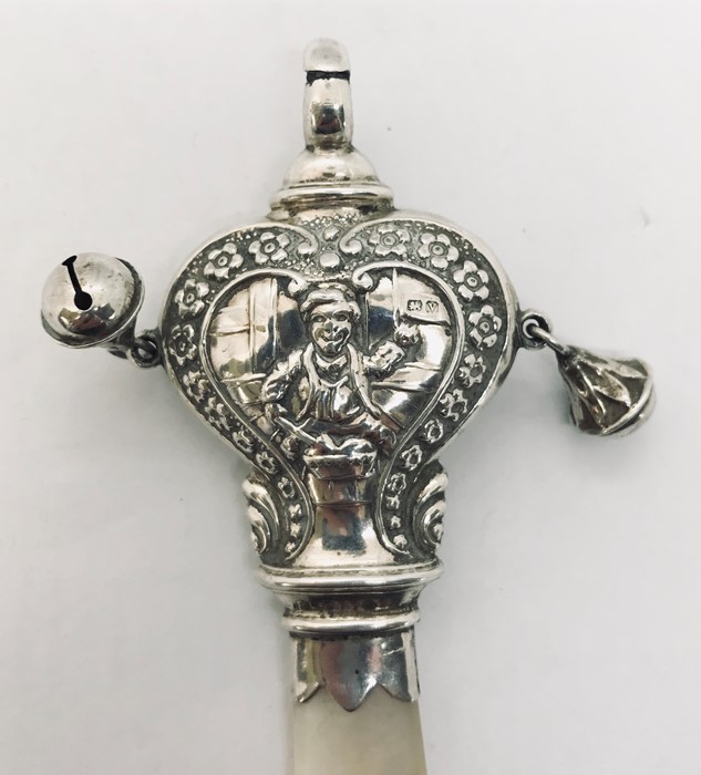 A hallmarked silver rattle with mother of pearl teether by Adie and Lovekin Ltd, 1920 - Image 2 of 2
