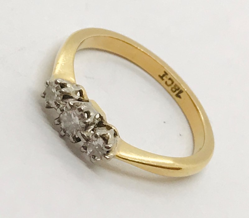 An 18ct gold ring with three diamonds - Image 2 of 3