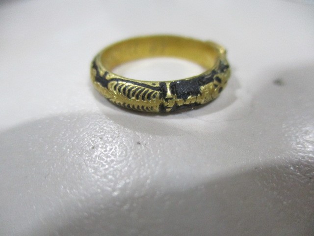 A mourning ring with black enamel detailing, old cut diamond solitaire engraved to inside RD ob 18th - Image 9 of 19