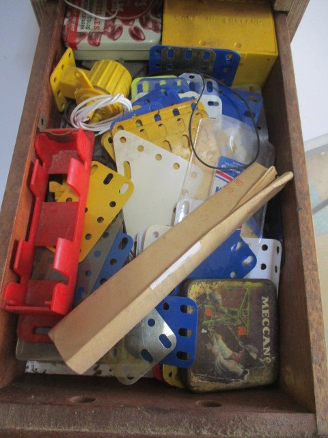 A collection of vintage loose Meccano including spare parts and accessories, stored in a wooden - Image 11 of 12