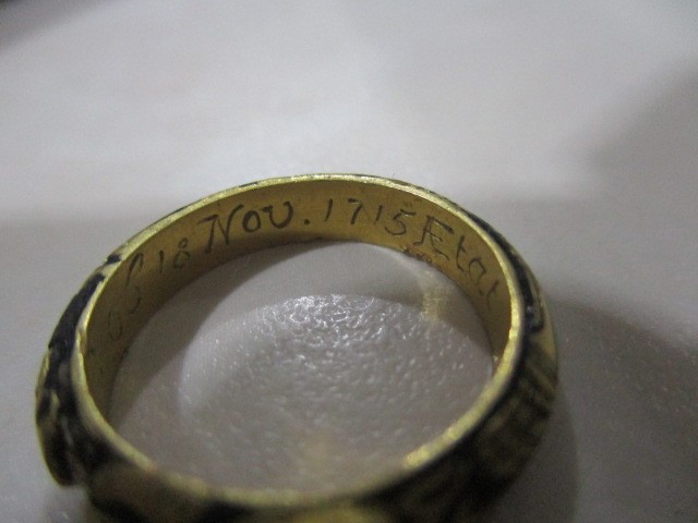 A mourning ring with black enamel detailing, old cut diamond solitaire engraved to inside RD ob 18th - Image 17 of 19
