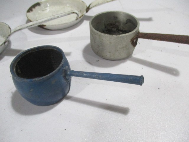 A collection of dolls house items including cooker, enamelled cookware and cast iron garden tools - Image 5 of 13