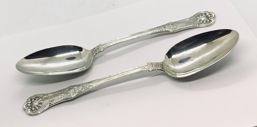 A set of early Victorian silver serving spoons. Weight 165.3g.