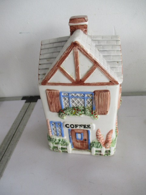 A collection of five cookie jars, along with one teapot - Image 5 of 7