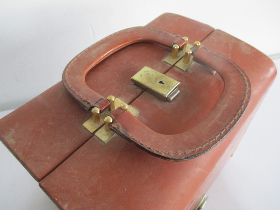A vintage leather "Le Tanneur" Gladstone style case with lower jewellery section- keys in office - Image 2 of 7